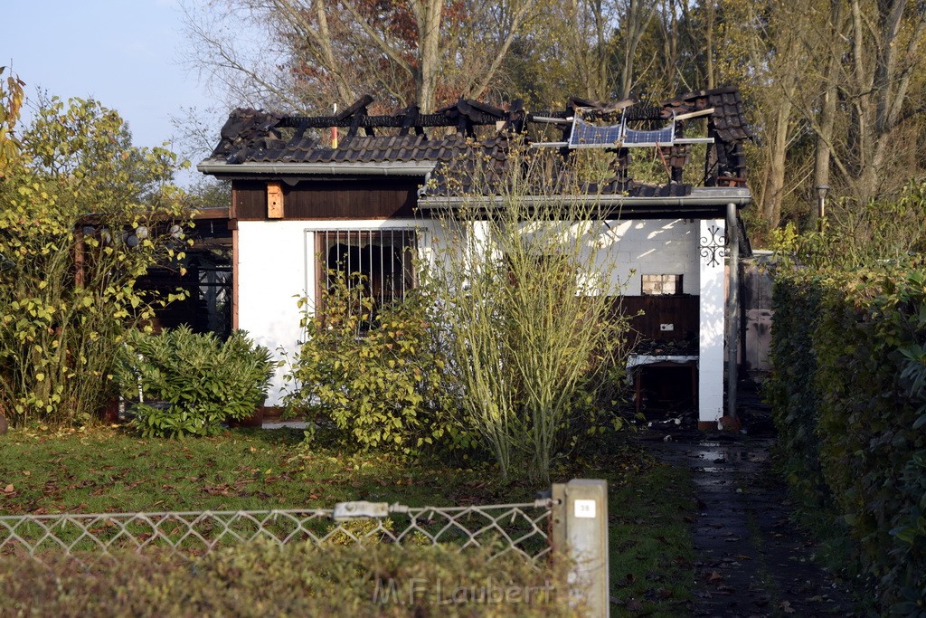 Feuer 1 brannten 3 Lauben Koeln Fuehlingen Kriegerhofstr P072.JPG - Miklos Laubert